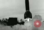 Standbild DEUTSCH A-4-Rakete in der Nähe von Unfall beim Start Peenemunde Deutschland, 1944, aus Sekunde 5 historischem Filmmaterial Videoclip 65675077633