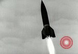 Standbild DEUTSCH A-4-Rakete in der Nähe von Unfall beim Start Peenemunde Deutschland, 1944, aus Sekunde 6 historischem Filmmaterial Videoclip 65675077633