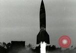 Standbild A-4 Rakete twilight starten Peenemunde Deutschland, 1944, aus Sekunde 8 historischem Filmmaterial Videoclip 65675077643