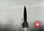 Standbild DEUTSCH A-4 Rakete Peenemunde Deutschland, 1944, aus Sekunde 10 historischem Filmmaterial Videoclip 65675077645