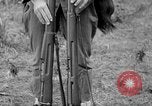 Image fusil japonais Îles Salomon, 1945, de la seconde 23 séquences d'archives historiques vidéo 65675077700