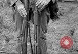 Image fusil japonais Îles Salomon, 1945, de la seconde 24 séquences d'archives historiques vidéo 65675077700
