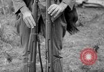 Image fusil japonais Îles Salomon, 1945, de la seconde 25 séquences d'archives historiques vidéo 65675077700