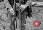 Image fusil japonais Îles Salomon, 1945, de la seconde 26 séquences d'archives historiques vidéo 65675077700