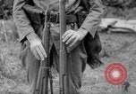 Image fusil japonais Îles Salomon, 1945, de la seconde 27 séquences d'archives historiques vidéo 65675077700