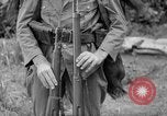 Image fusil japonais Îles Salomon, 1945, de la seconde 28 séquences d'archives historiques vidéo 65675077700
