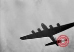 Standbild B-17 Flugzeuge Salomonen, 1945, aus Sekunde 25 historischem Filmmaterial Videoclip 65675077706