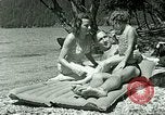Standbild Eva Braun's Freunde Berchtesgaden Deutschland, 1940, aus Sekunde 17 historischem Filmmaterial Videoclip 65675077722