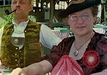 Standbild Eva Braun Bayern Deutschland, 1940, aus Sekunde 13 historischem Filmmaterial Videoclip 65675077731