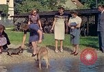 Standbild Eva Braun die Familie Deutschland, 1940, aus Sekunde 28 historischem Filmmaterial Videoclip 65675077837