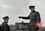 Immagine di East meets West Torgau Germania, 1945, secondo 50 filmato di repertorio 65675077884