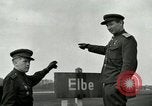 Immagine di East meets West Torgau Germania, 1945, secondo 53 filmato di repertorio 65675077884