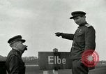 Immagine di East meets West Torgau Germania, 1945, secondo 54 filmato di repertorio 65675077884