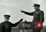 Immagine di East meets West Torgau Germania, 1945, secondo 58 filmato di repertorio 65675077884