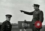 Immagine di East meets West Torgau Germania, 1945, secondo 60 filmato di repertorio 65675077884