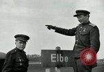 Immagine di East meets West Torgau Germania, 1945, secondo 62 filmato di repertorio 65675077884