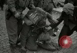 Image Les soldats allemands se rendre à Tangermunde Allemagne Tangermunde, 1945, de la seconde 34 séquences d'archives historiques vidéo 65675077889