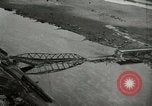 Image Pont endommagé à Tangermunde Allemagne Allemagne Tangermunde, 1945, de la seconde 24 séquences d'archives historiques vidéo 65675077890