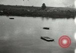 Image Soldats allemands et des civils franchissent la rivière Elbe après abandon de l'Allemagne en Seconde Guerre Mondiale Allemagne Tangermunde, 1945, de la seconde 1 séquences d'archives historiques vidéo 65675077891