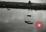 Image Soldats allemands et des civils franchissent la rivière Elbe après abandon de l'Allemagne en Seconde Guerre Mondiale Allemagne Tangermunde, 1945, de la seconde 3 séquences d'archives historiques vidéo 65675077891