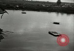 Image Soldats allemands et des civils franchissent la rivière Elbe après abandon de l'Allemagne en Seconde Guerre Mondiale Allemagne Tangermunde, 1945, de la seconde 4 séquences d'archives historiques vidéo 65675077891
