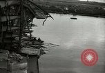 Image Soldats allemands et des civils franchissent la rivière Elbe après abandon de l'Allemagne en Seconde Guerre Mondiale Allemagne Tangermunde, 1945, de la seconde 5 séquences d'archives historiques vidéo 65675077891