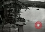 Image Soldats allemands et des civils franchissent la rivière Elbe après abandon de l'Allemagne en Seconde Guerre Mondiale Allemagne Tangermunde, 1945, de la seconde 6 séquences d'archives historiques vidéo 65675077891