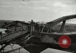 Image Soldats allemands et des civils franchissent la rivière Elbe après abandon de l'Allemagne en Seconde Guerre Mondiale Allemagne Tangermunde, 1945, de la seconde 7 séquences d'archives historiques vidéo 65675077891