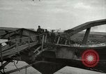 Image Soldats allemands et des civils franchissent la rivière Elbe après abandon de l'Allemagne en Seconde Guerre Mondiale Allemagne Tangermunde, 1945, de la seconde 8 séquences d'archives historiques vidéo 65675077891