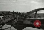 Image Soldats allemands et des civils franchissent la rivière Elbe après abandon de l'Allemagne en Seconde Guerre Mondiale Allemagne Tangermunde, 1945, de la seconde 9 séquences d'archives historiques vidéo 65675077891