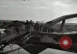 Image Soldats allemands et des civils franchissent la rivière Elbe après abandon de l'Allemagne en Seconde Guerre Mondiale Allemagne Tangermunde, 1945, de la seconde 10 séquences d'archives historiques vidéo 65675077891