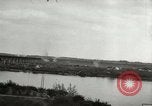 Image Soldats allemands et des civils franchissent la rivière Elbe après abandon de l'Allemagne en Seconde Guerre Mondiale Allemagne Tangermunde, 1945, de la seconde 11 séquences d'archives historiques vidéo 65675077891