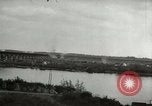 Image Soldats allemands et des civils franchissent la rivière Elbe après abandon de l'Allemagne en Seconde Guerre Mondiale Allemagne Tangermunde, 1945, de la seconde 12 séquences d'archives historiques vidéo 65675077891