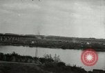 Image Soldats allemands et des civils franchissent la rivière Elbe après abandon de l'Allemagne en Seconde Guerre Mondiale Allemagne Tangermunde, 1945, de la seconde 13 séquences d'archives historiques vidéo 65675077891