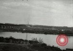 Image Soldats allemands et des civils franchissent la rivière Elbe après abandon de l'Allemagne en Seconde Guerre Mondiale Allemagne Tangermunde, 1945, de la seconde 14 séquences d'archives historiques vidéo 65675077891