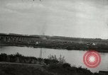 Image Soldats allemands et des civils franchissent la rivière Elbe après abandon de l'Allemagne en Seconde Guerre Mondiale Allemagne Tangermunde, 1945, de la seconde 15 séquences d'archives historiques vidéo 65675077891