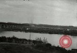 Image Soldats allemands et des civils franchissent la rivière Elbe après abandon de l'Allemagne en Seconde Guerre Mondiale Allemagne Tangermunde, 1945, de la seconde 16 séquences d'archives historiques vidéo 65675077891