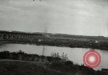 Image Soldats allemands et des civils franchissent la rivière Elbe après abandon de l'Allemagne en Seconde Guerre Mondiale Allemagne Tangermunde, 1945, de la seconde 17 séquences d'archives historiques vidéo 65675077891