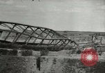 Image Soldats allemands et des civils franchissent la rivière Elbe après abandon de l'Allemagne en Seconde Guerre Mondiale Allemagne Tangermunde, 1945, de la seconde 18 séquences d'archives historiques vidéo 65675077891