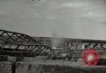 Image Soldats allemands et des civils franchissent la rivière Elbe après abandon de l'Allemagne en Seconde Guerre Mondiale Allemagne Tangermunde, 1945, de la seconde 19 séquences d'archives historiques vidéo 65675077891