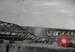 Image Soldats allemands et des civils franchissent la rivière Elbe après abandon de l'Allemagne en Seconde Guerre Mondiale Allemagne Tangermunde, 1945, de la seconde 20 séquences d'archives historiques vidéo 65675077891