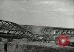Image Soldats allemands et des civils franchissent la rivière Elbe après abandon de l'Allemagne en Seconde Guerre Mondiale Allemagne Tangermunde, 1945, de la seconde 21 séquences d'archives historiques vidéo 65675077891