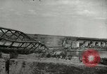 Image Soldats allemands et des civils franchissent la rivière Elbe après abandon de l'Allemagne en Seconde Guerre Mondiale Allemagne Tangermunde, 1945, de la seconde 22 séquences d'archives historiques vidéo 65675077891