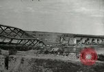 Image Soldats allemands et des civils franchissent la rivière Elbe après abandon de l'Allemagne en Seconde Guerre Mondiale Allemagne Tangermunde, 1945, de la seconde 23 séquences d'archives historiques vidéo 65675077891