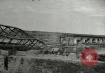 Image Soldats allemands et des civils franchissent la rivière Elbe après abandon de l'Allemagne en Seconde Guerre Mondiale Allemagne Tangermunde, 1945, de la seconde 24 séquences d'archives historiques vidéo 65675077891