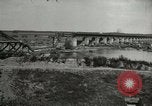 Image Soldats allemands et des civils franchissent la rivière Elbe après abandon de l'Allemagne en Seconde Guerre Mondiale Allemagne Tangermunde, 1945, de la seconde 25 séquences d'archives historiques vidéo 65675077891