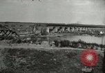Image Soldats allemands et des civils franchissent la rivière Elbe après abandon de l'Allemagne en Seconde Guerre Mondiale Allemagne Tangermunde, 1945, de la seconde 26 séquences d'archives historiques vidéo 65675077891