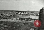 Image Soldats allemands et des civils franchissent la rivière Elbe après abandon de l'Allemagne en Seconde Guerre Mondiale Allemagne Tangermunde, 1945, de la seconde 27 séquences d'archives historiques vidéo 65675077891
