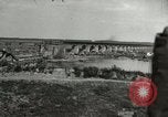 Image Soldats allemands et des civils franchissent la rivière Elbe après abandon de l'Allemagne en Seconde Guerre Mondiale Allemagne Tangermunde, 1945, de la seconde 28 séquences d'archives historiques vidéo 65675077891