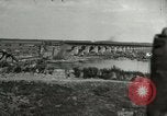 Image Soldats allemands et des civils franchissent la rivière Elbe après abandon de l'Allemagne en Seconde Guerre Mondiale Allemagne Tangermunde, 1945, de la seconde 29 séquences d'archives historiques vidéo 65675077891